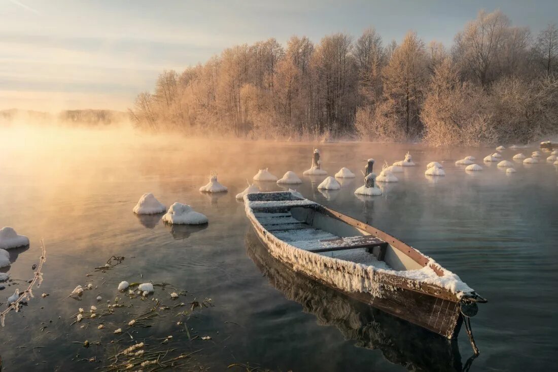 Рассекая воду плывет по реке. Лодка на реке. Лодка на озере. Лодка в тумане. Лодочка на реке.