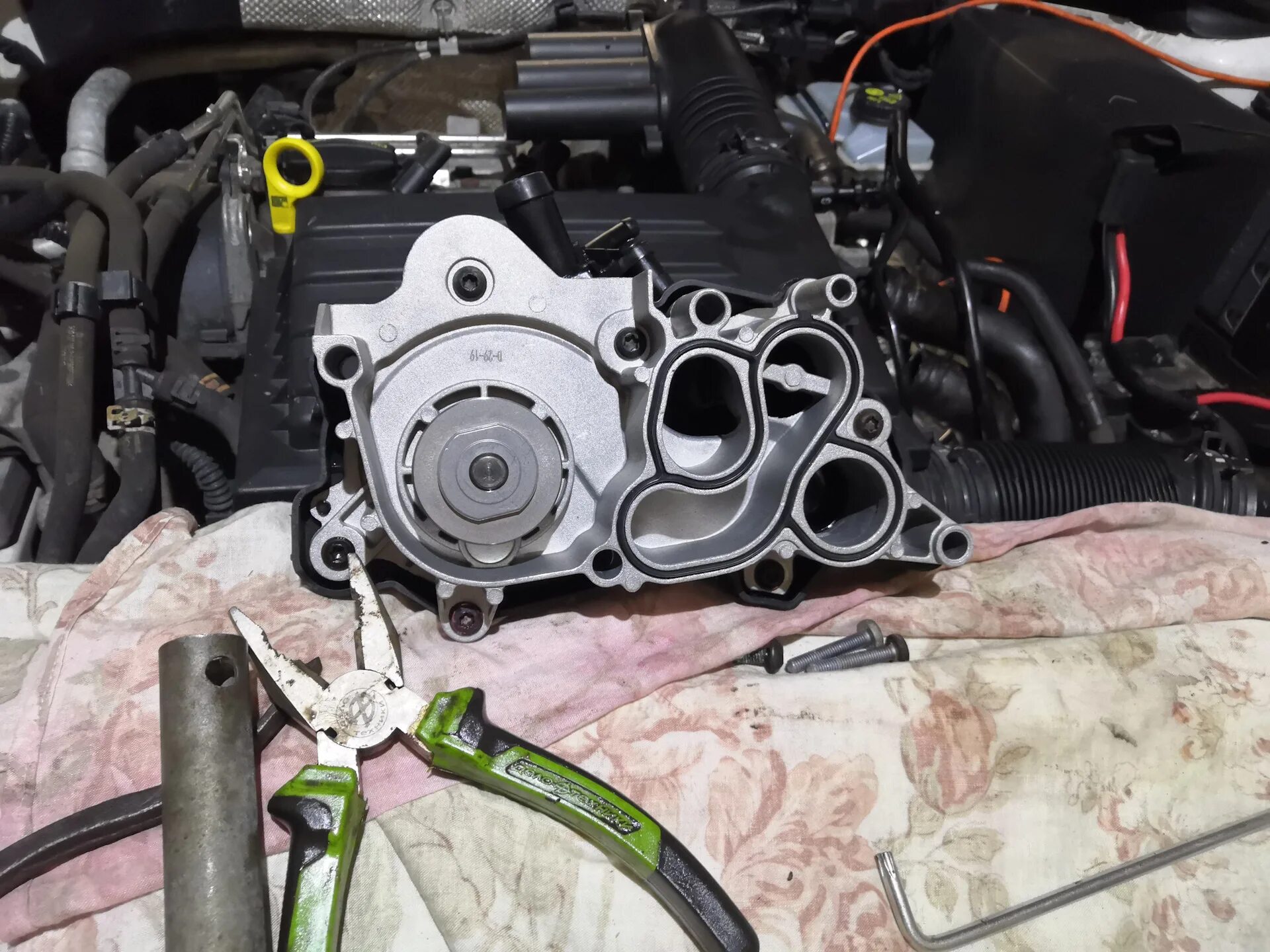 Помпа шкода октавия 1. Шкода октавия тур 2005 год двигатель 1 и 4 водяной насос. Термостат шкода октавия а7 1. Водяной насос шкода йети 1. Термостат 1.