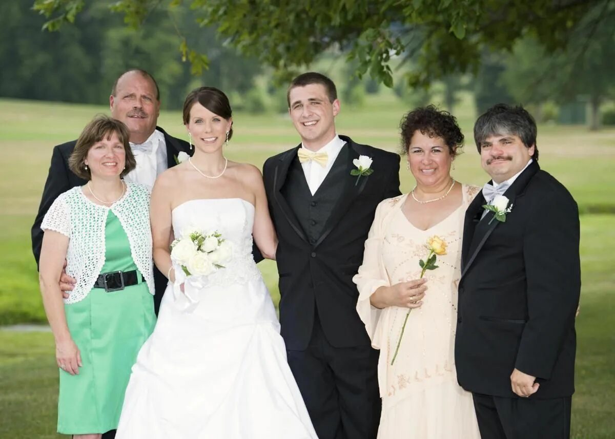 На свадьбе сына можно. Родители жениха и невесты. Невеста с родителями. Родители на свадьбе одежда. Жених и невеста с родителями.