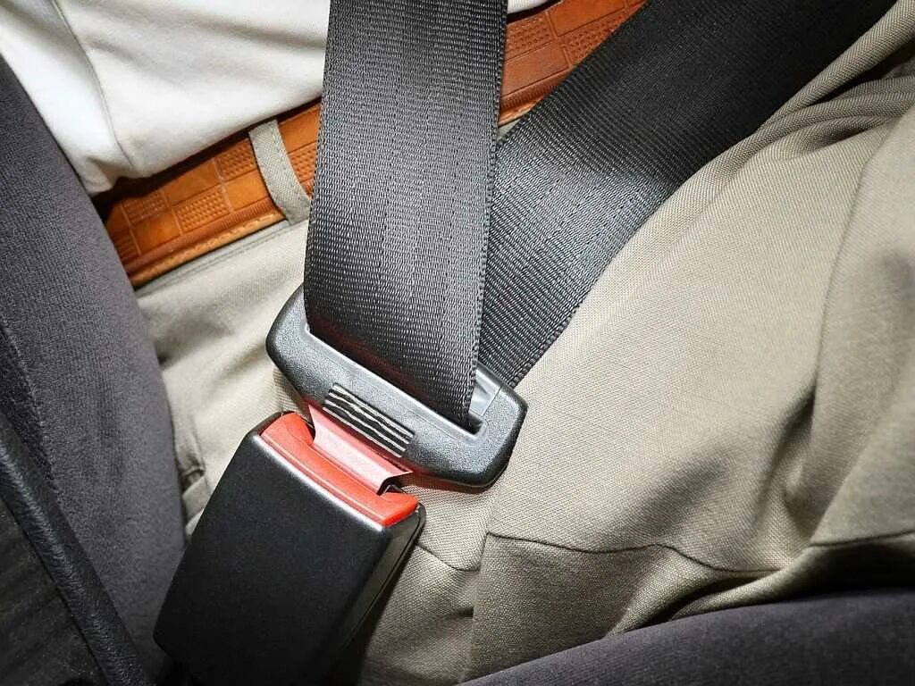 Seat Belt. Пристегнутый ремень безопасности. Неисправный ремень безопасности. Автоматический ремень безопасности в автомобиле.
