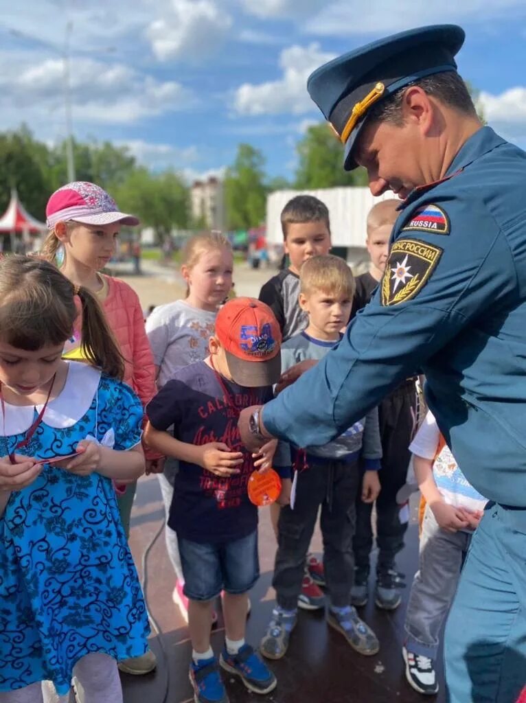 Пожар для детей. Пожарный картинка. Пожарные в день защиты детей. День защиты детей мчс. Пожарные в день защиты детей.