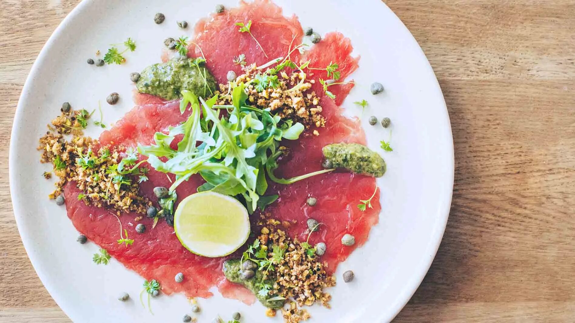 Карпаччо из тунца. Салат с карпаччо из тунца. Карпаччо тунец. Карпаччо из тунца. Карпаччо из тунца.