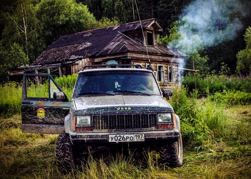 Заброшенный джип Чероки. Автомобиль в деревне. Внедорожник для деревни. Джип в деревне. Скорость по деревне на машине