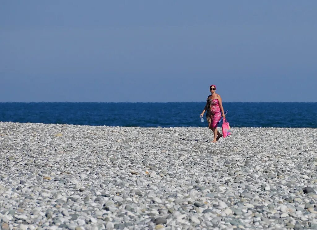 Погода в пицунде вода в море. Пицунда июнь. Пицунда девушки на пляже. Море в Пицунде сейчас. Нудийский пляж в Пицунде.