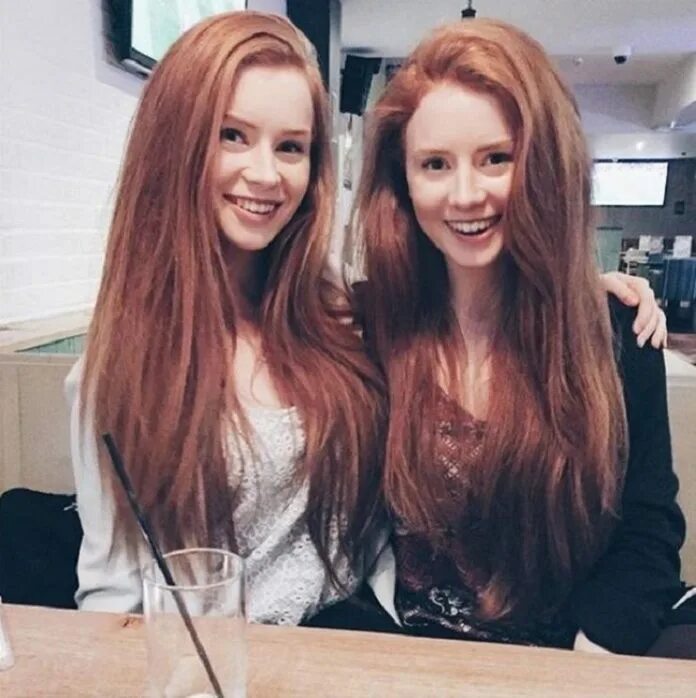 красные близняшки. Nier devola and popola. аделина марч. старый портрет 2 близняшки в красных платьях. рыжие сестры близнецы.