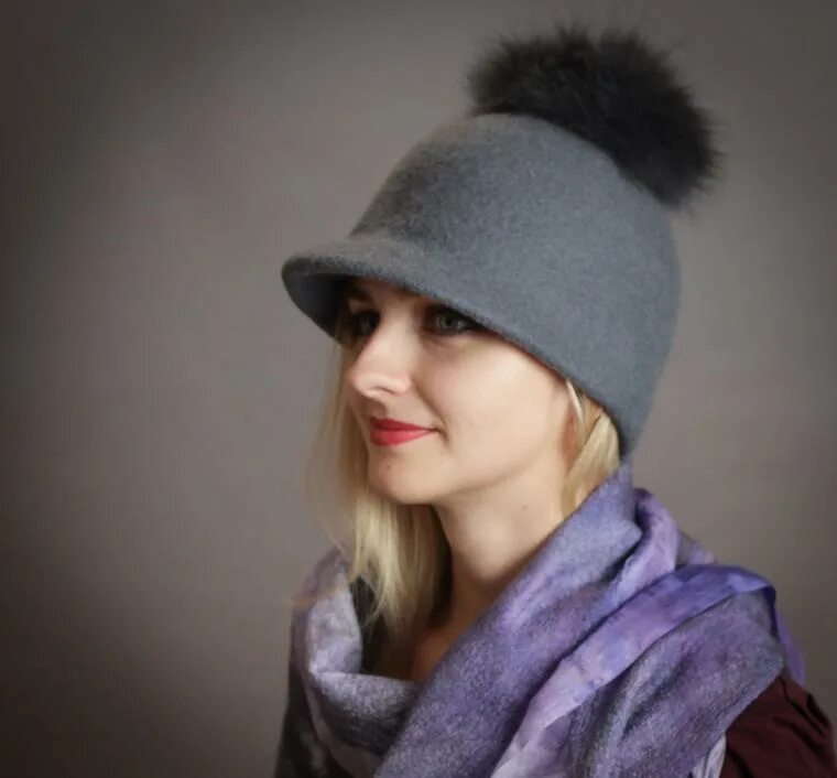 Зимние валяные шапки. Шапка из войлока. Кавказская шапочка из войлока. Черная шапка из войлока. Мастер изготавливает шапки из войлока.