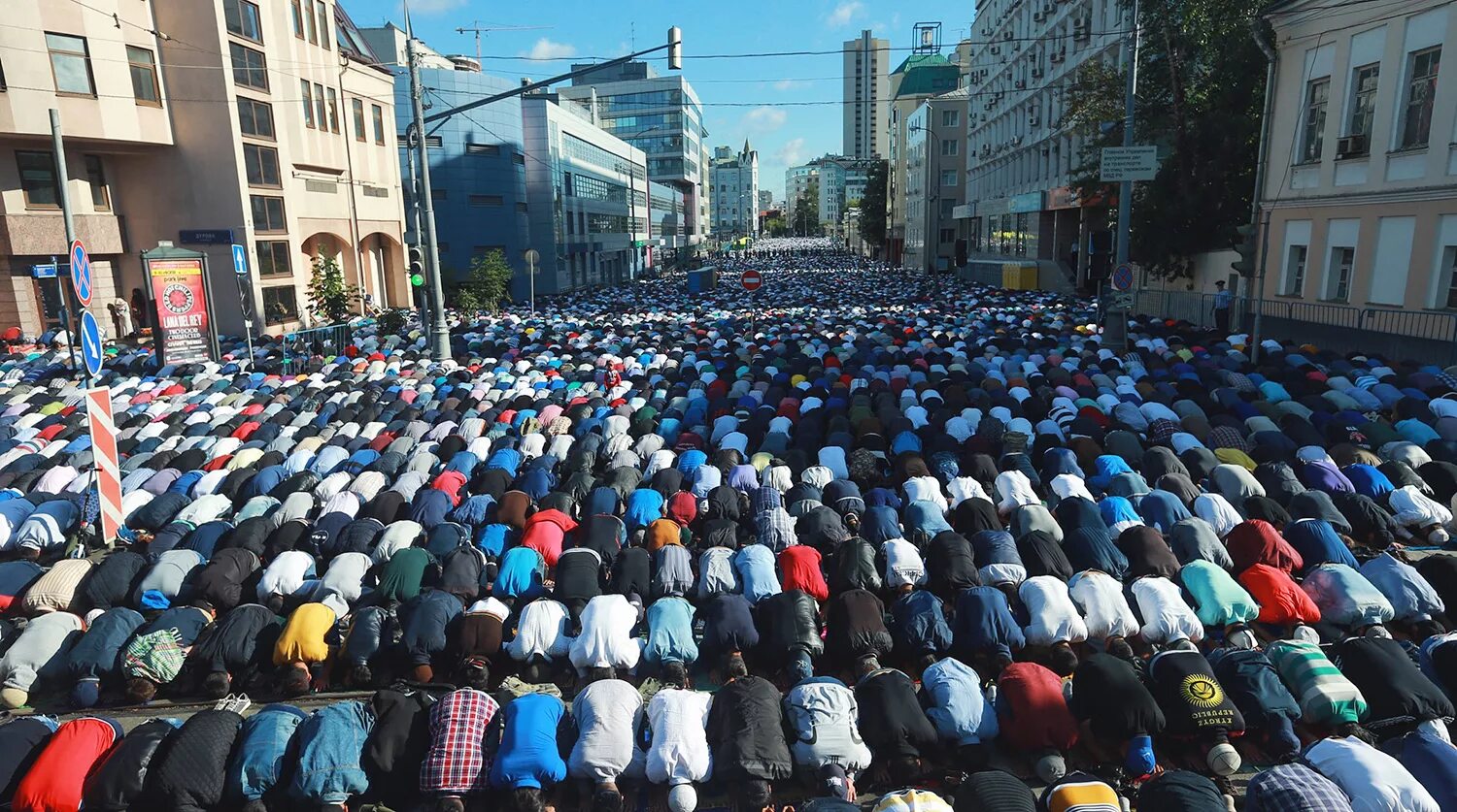 Праздничный намаз ураза. Мусульман праздник Ураза байрам Москва. С праздником мусульман Ураза байрам.