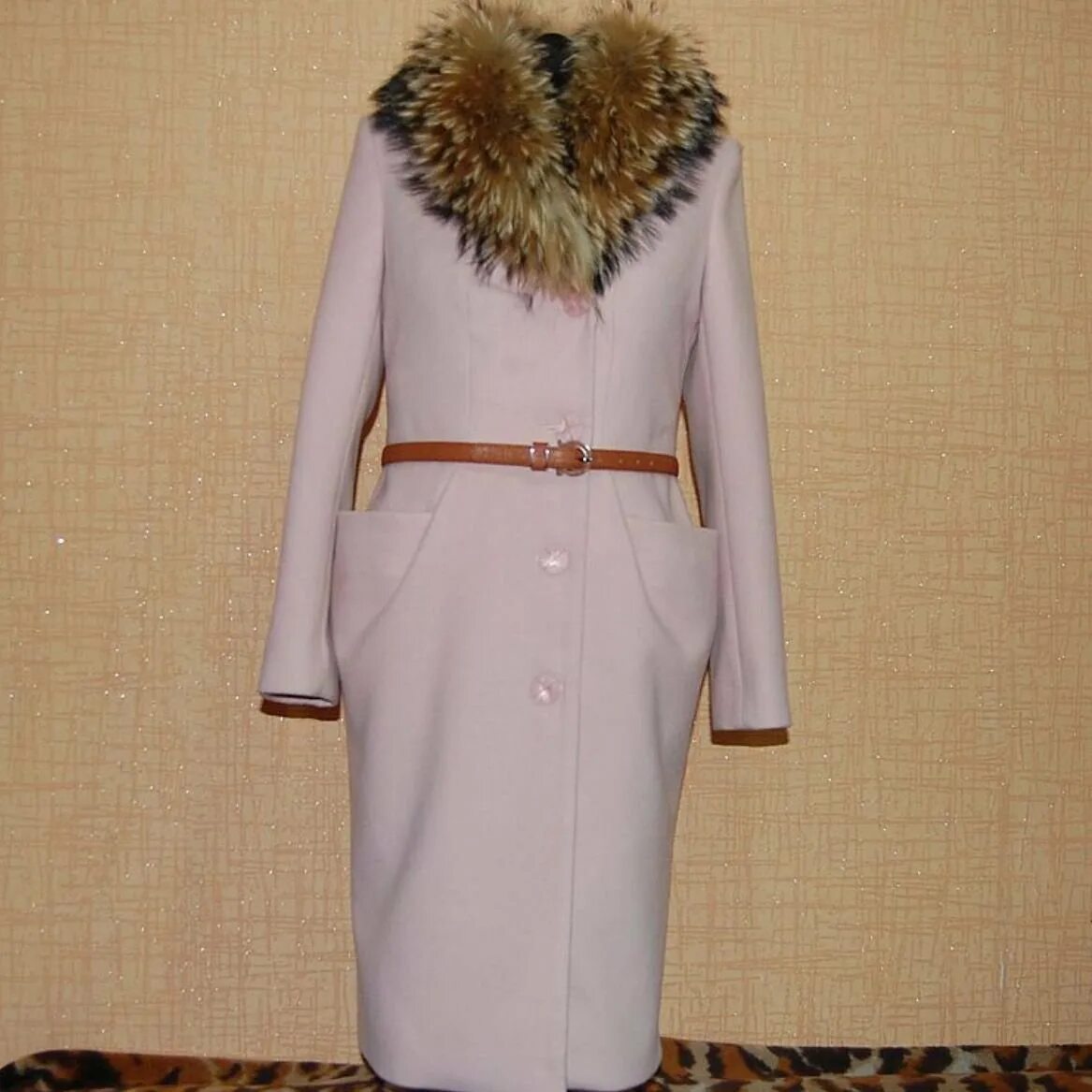 Женские пальто rina fashion. Драповое пальто женское зимнее с мехом. Пальто на замке с капюшоном. Пальто женское зимнее трифо. Пальто с меховым воротником leo lazzi.