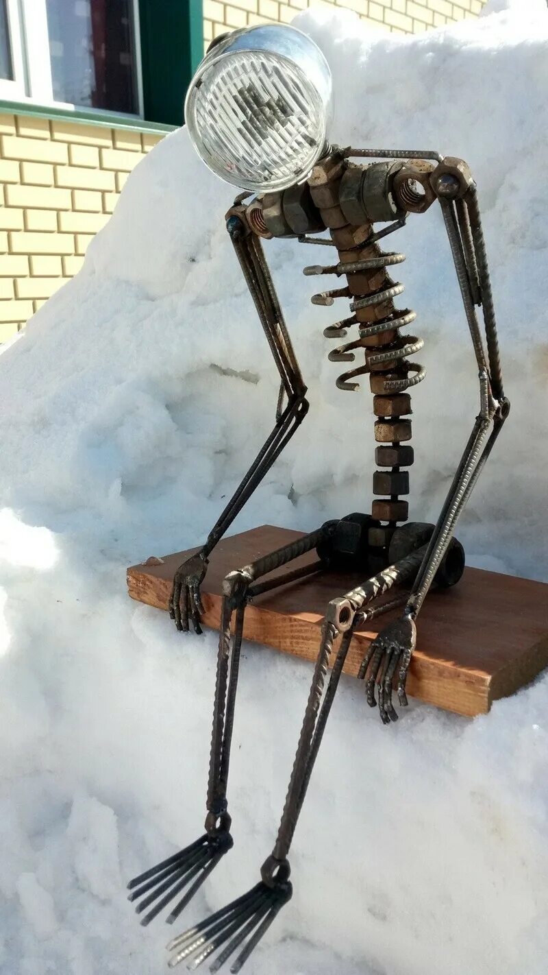 кулибины и самоделки. классные самоделки. статуэтки из металлолома. скульптуры из металлолома. деревянный мотоцикл.