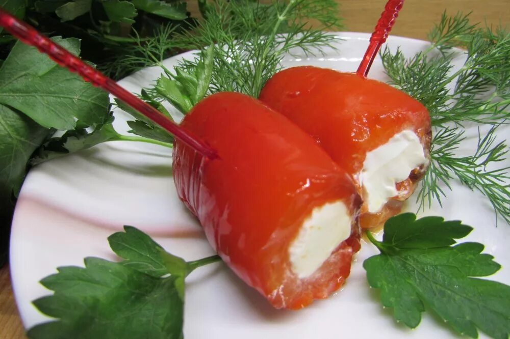 Перец фаршированный сыром холодная закуска. Перец фаршированный закуска холодная. Перец фаршированный фетой. Перец фаршированный сыром холодная закуска. Закуска из болгарского перца.