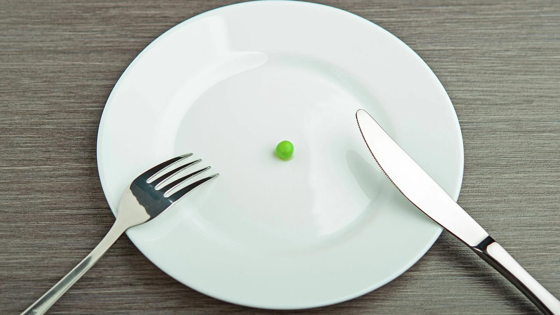 Быстрая тарелка. Горошина на тарелке. Пустая тарелка. Пустая тарелка на столе. Тарелка на столе.