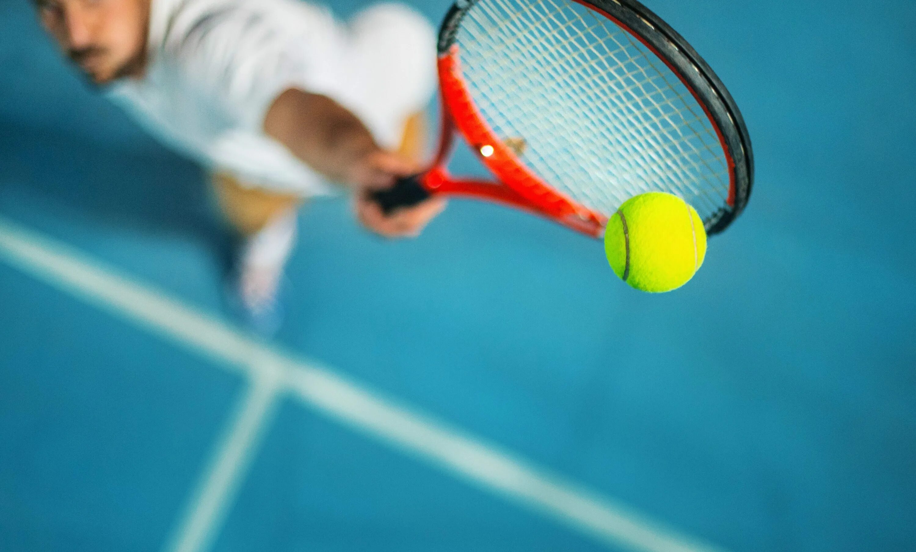 False sports. Теннис. Большой теннис. Теннисная ракетка и мяч на корте. Спорт большой теннис.