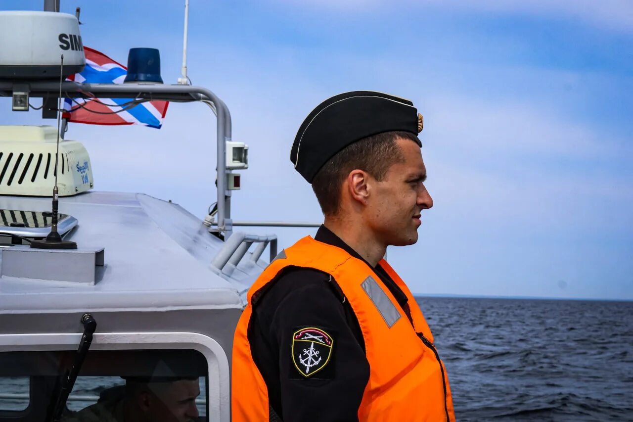 Что с экипажем катера. Что с экипажем катера. Экипаж катера награжден. Капитаны волжского пароходства речного. Экипаж судна.