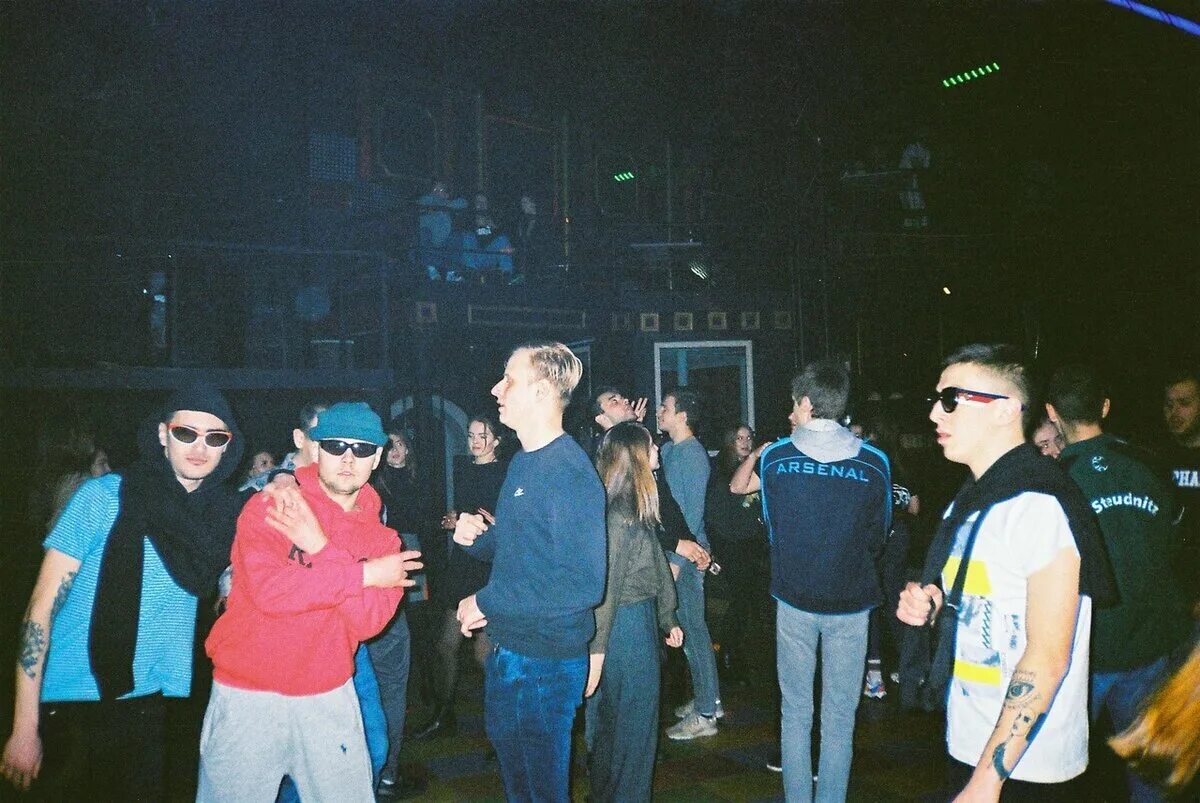 Дискотеки в 90-х годах. Ночной клуб 90-х. Дискотека 90х клубы. Дискотека 90-х. Ночной клуб 90-х.