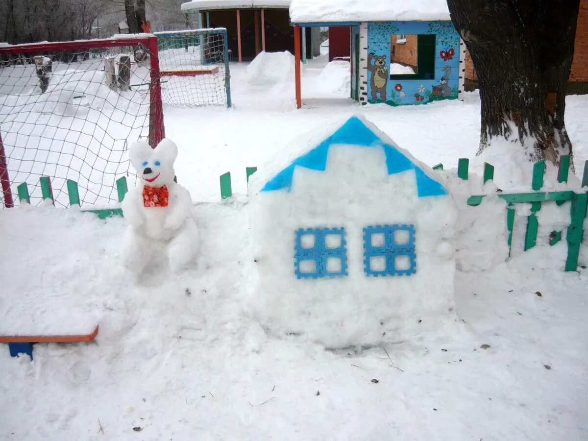 Постройки на участке детского сада зимой. Зимние участки в доу. Зимний участок. Постройки из снега на участке. Лучший участок зимой.