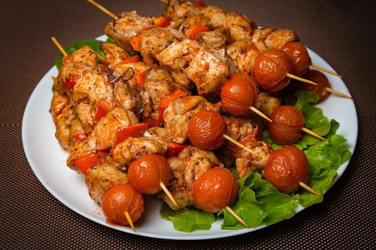 Шашлычки из индейки на шпажках в духовке. Шашлычки на шпажках в духовке из свинины. Шашлык куриный. Шашлык на шпажках в духовке из курицы. Шашлычки на шпажках в духовке.