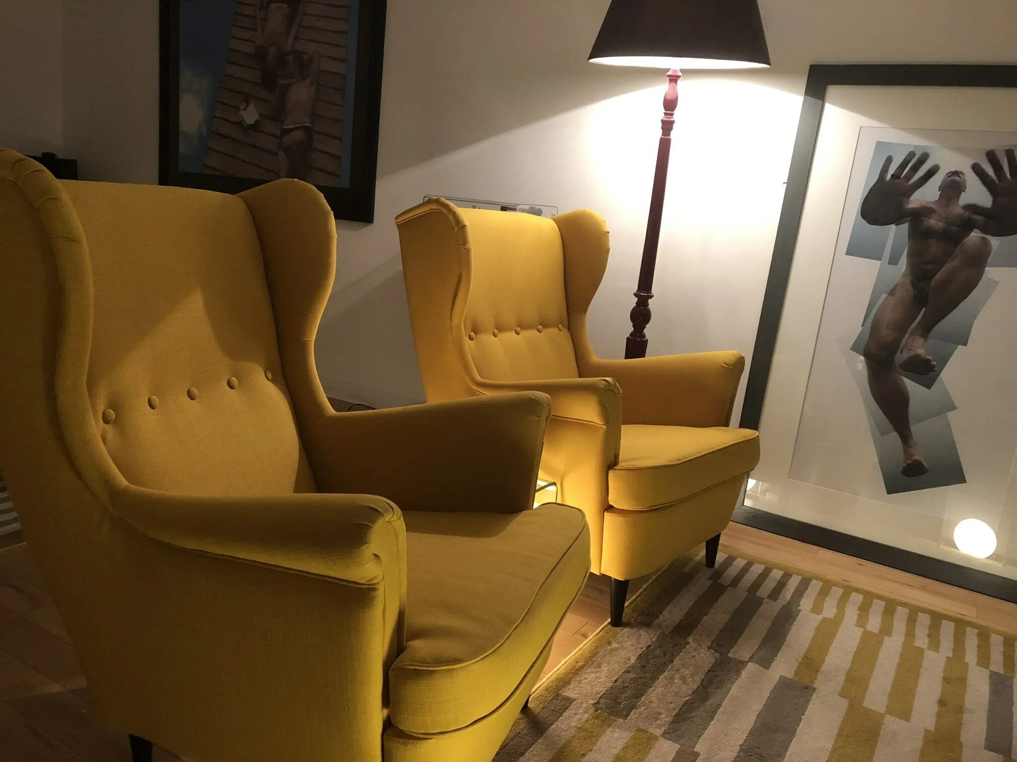 Желтое кресло в интерьере гостиной i used this yellow chair to add a small color splash into my moody teal and bras
