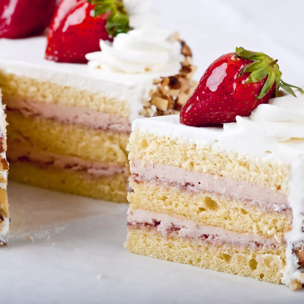 Бисквитный торт с клубникой. Бисквитное пирожное с клубникой. Торт десертный. Сладкий бисквит. Бисквитный торт с пирожными.