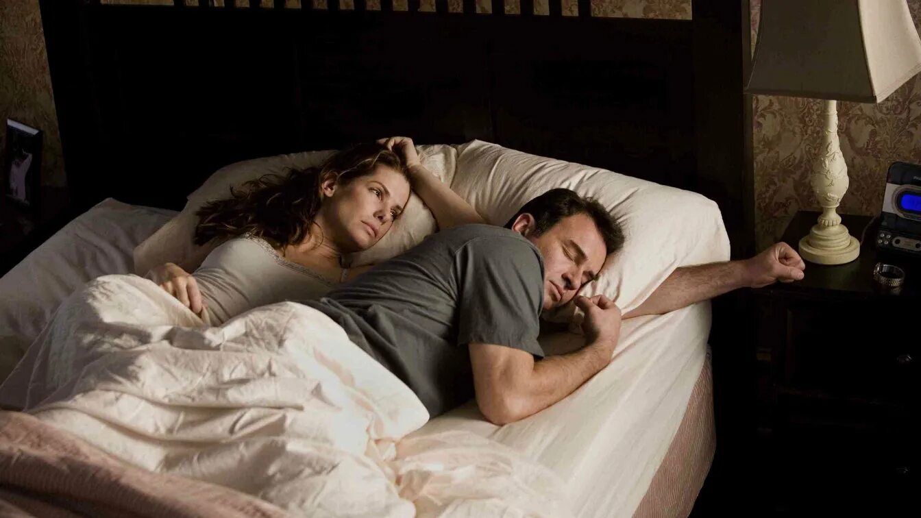 подруга ночь жена. подруга ночь жена. лежат в обнимку. мужчина и женщина в отеле. две женщины в кровати.