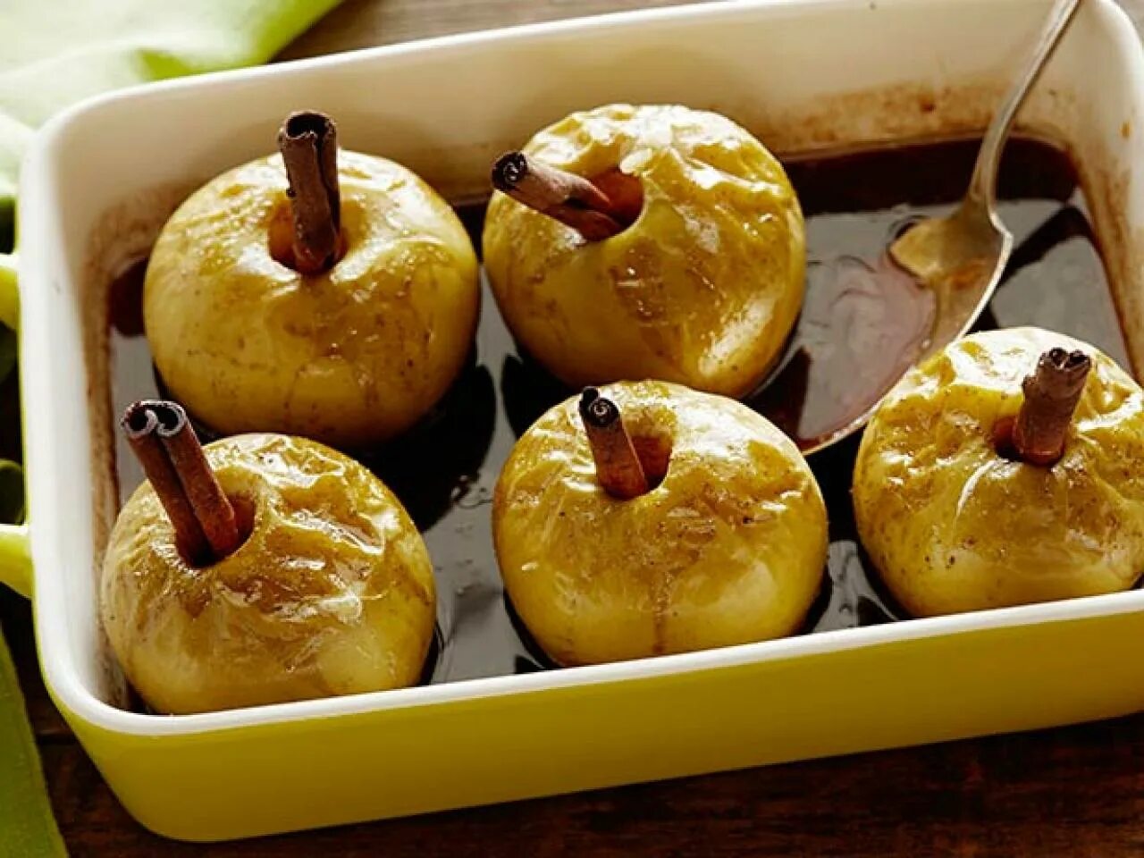 Полезно ли печеные. Печеные яблоки. Печёные яблоки в духовке. Запеченные яблоки в карамели. Яблоки с медом в духовке.