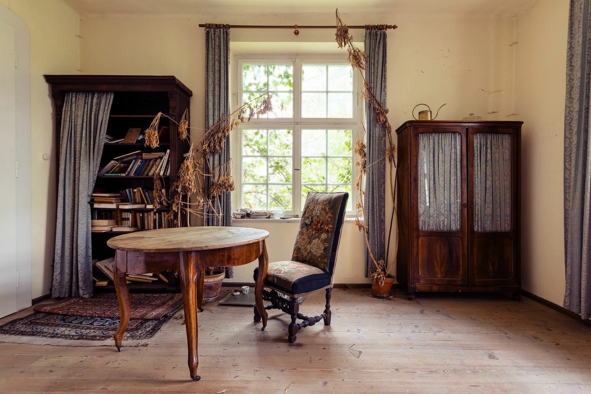 Old living room. Стиль Тюдор-Ренессанс интерьер. Старинная комната. Старинный интерьер комнаты. Старый интерьер.