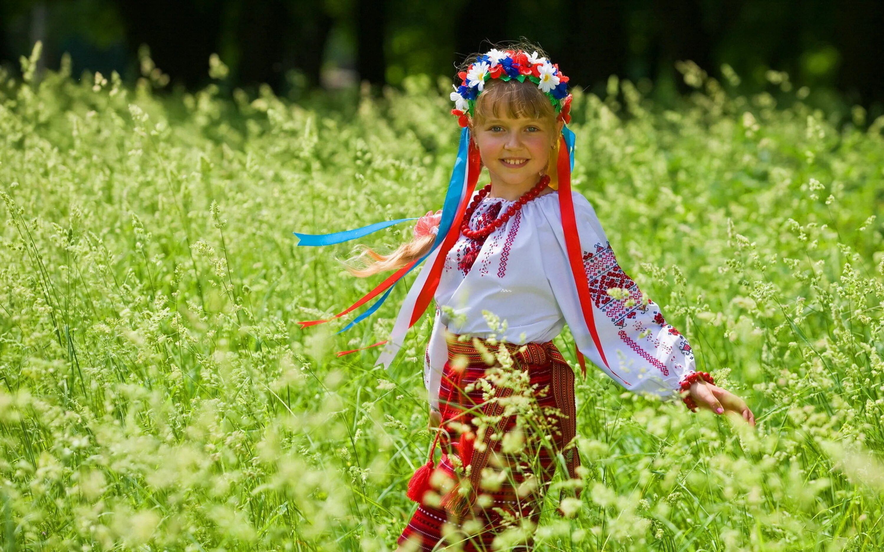 Русский костюм для девочки. Дети в национальных костюмах. Дети в национальных костюмах на природе. Украинка в поле в национальном костюме. Island models