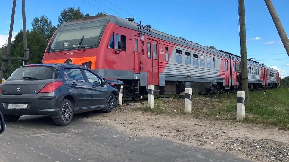 Переезд новгородская область. Киприя новгородская область. Настил жд переезда. Желоба на железнодорожном переезде. Железнодорожный переезд великий новгород.