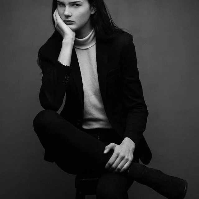 красивые женские асаны. асана дракон. йога позы. девушка полусидя. фото позы 45.