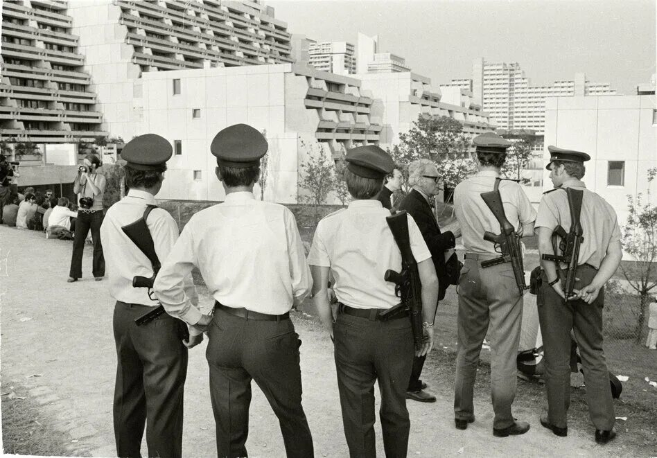 Теракт на олимпиаде в мюнхене 1972. Теракт на Олимпийских играх в Мюнхене. Теракт в олимпийской деревне в Мюнхене 1972. Теракт в 1972 году на Олимпиаде в Мюнхене.