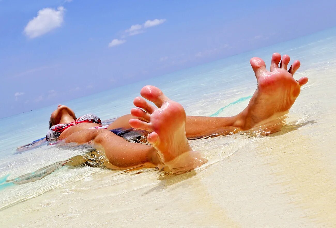 Женщина на шезлонге. Дети на море. Шезлонг на пляже. Два года без отпуска. Отпуск работника.