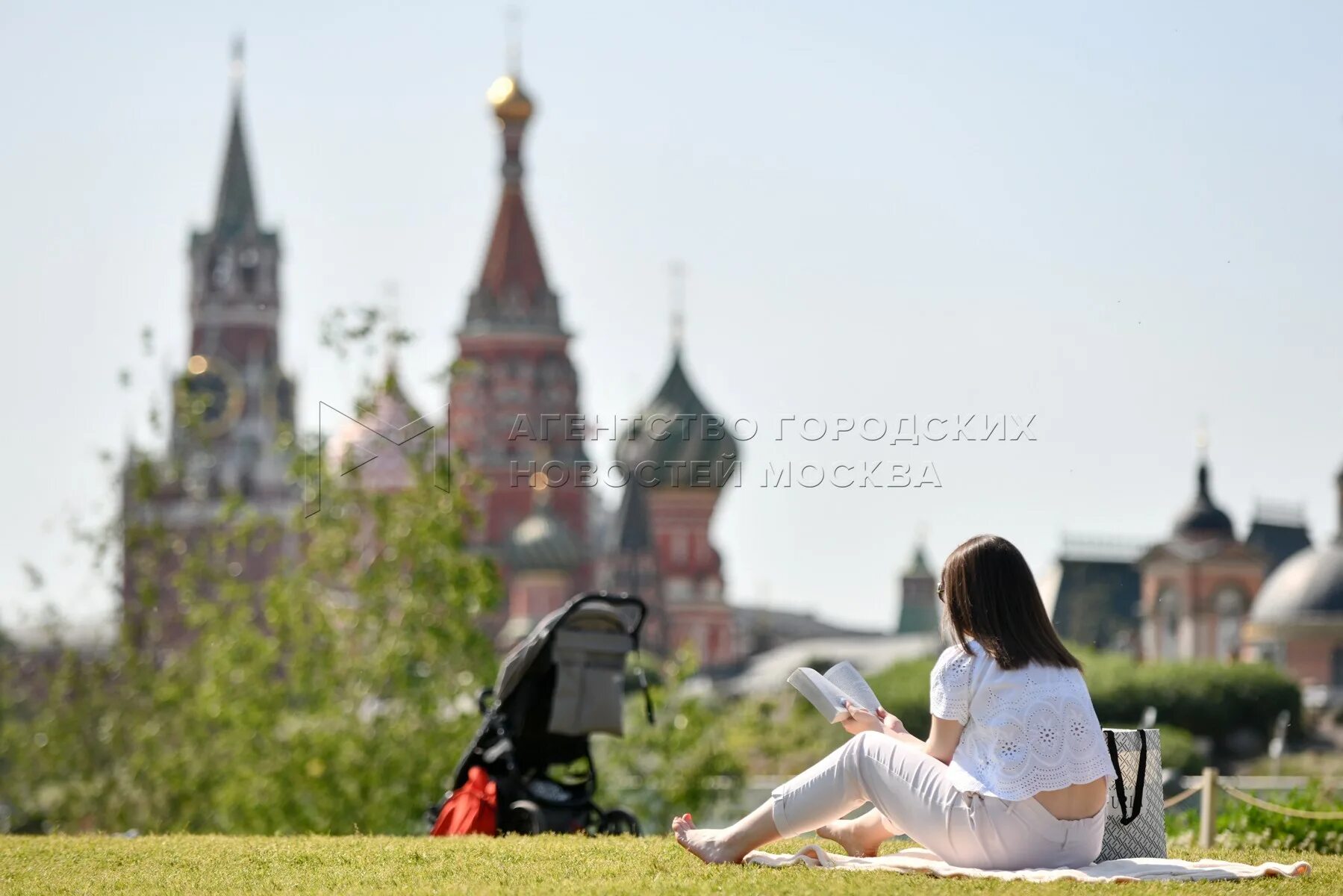 Москва лето 2024 синоптики. Тепло в Москве. Жара в Москве 2022. Солнечная погода в Москве. Фото теплый август в Москве.