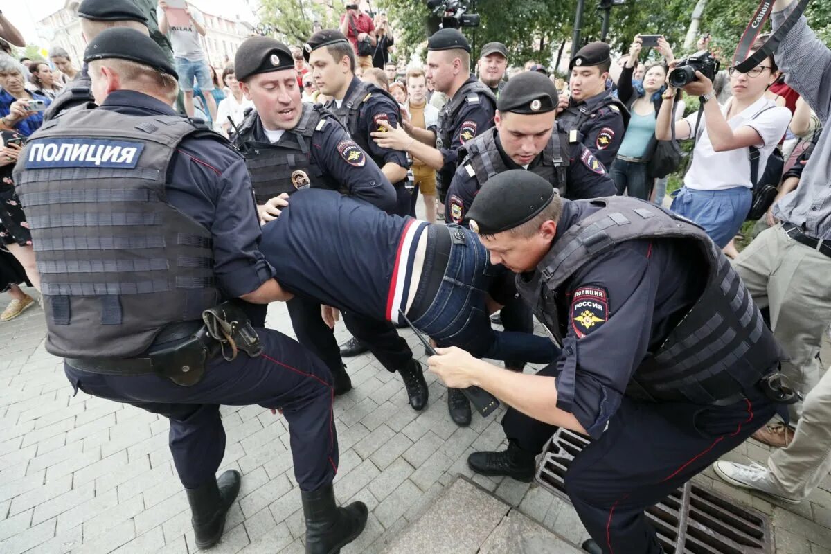 Полицейский беспредел в России. Арест более