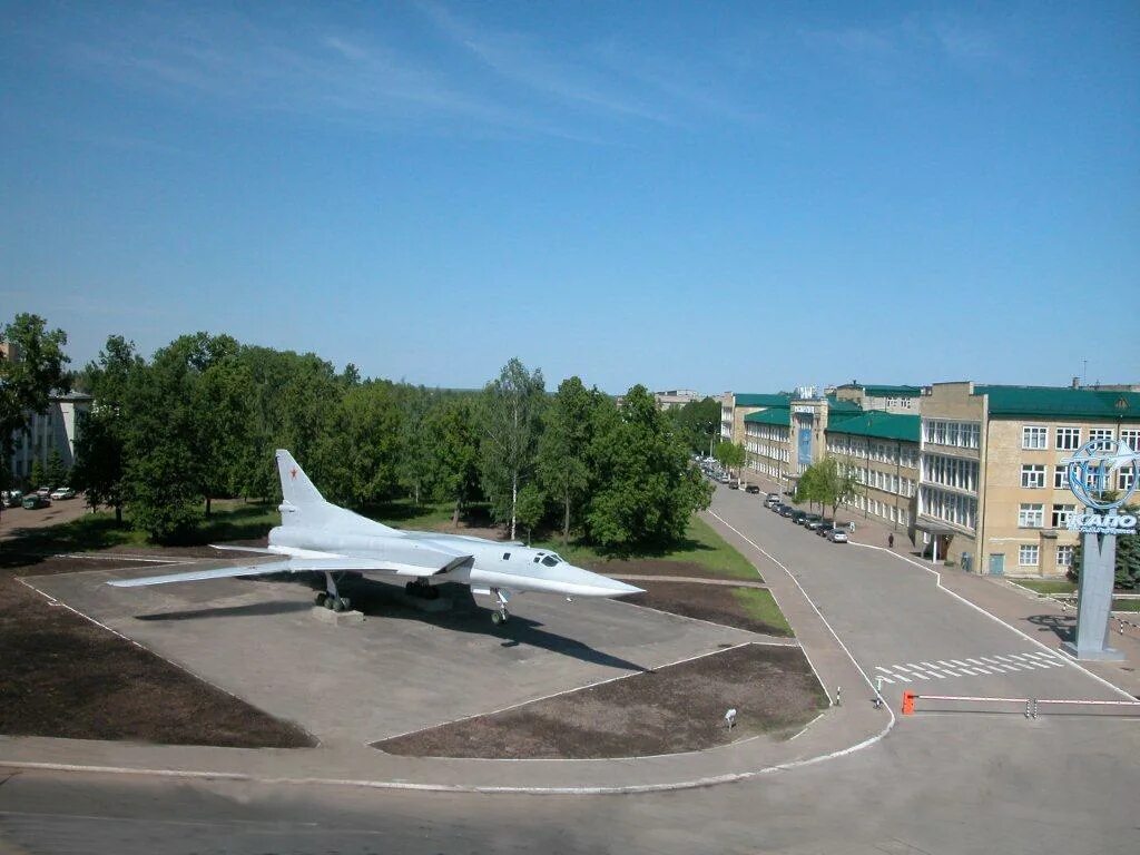 Самолет какой район. Капо им Горбунова Казань. Авиационный завод Казань памятник. Самолет Казань Авистой. Самолёт около Капо Горбунова Казань.