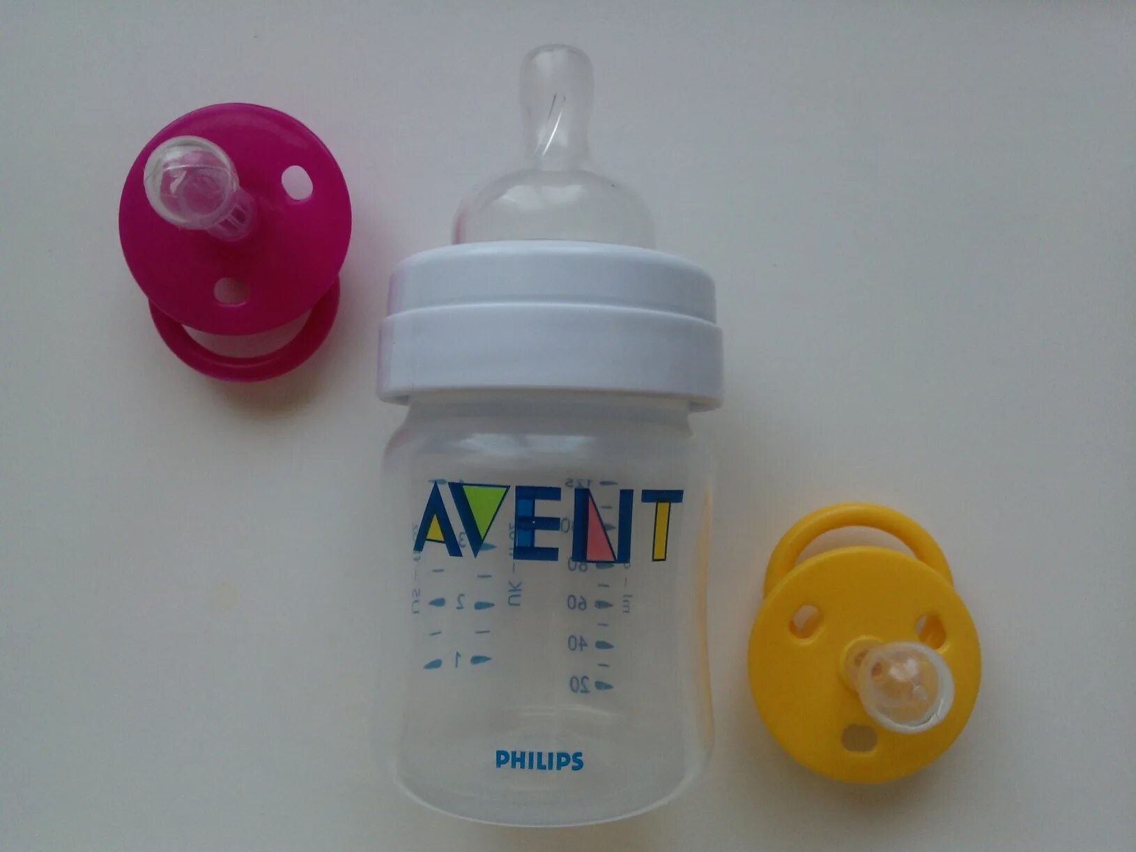 Отучить от пустышки в 2 года. Можно ли давать детям пустышку. Режим пользования соской. Малыш с пустышкой. Пустышки для новорожденных как выбрать.