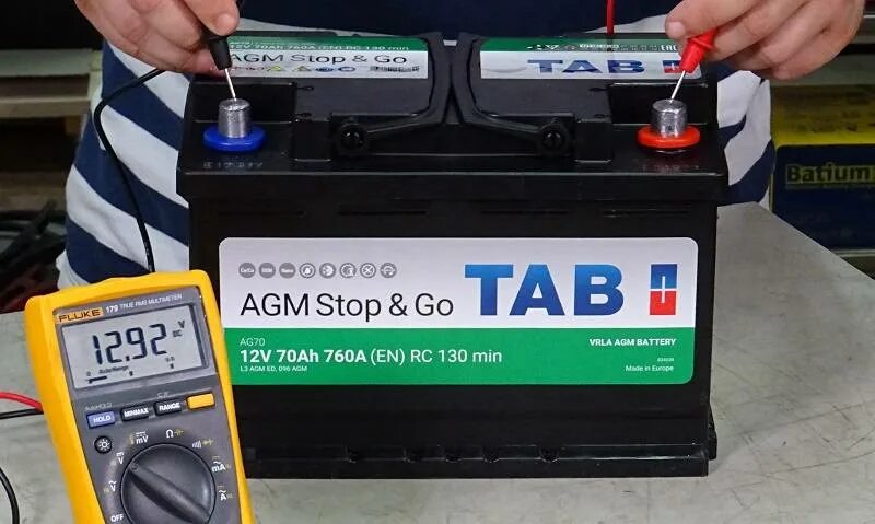 Таблица заряда АКБ AGM. AGM аккумулятор напряжение заряда. Напряжение заряженного АКБ AGM. Таблица зарядки AGM аккумулятора. Напряжение аккумулятора 12v