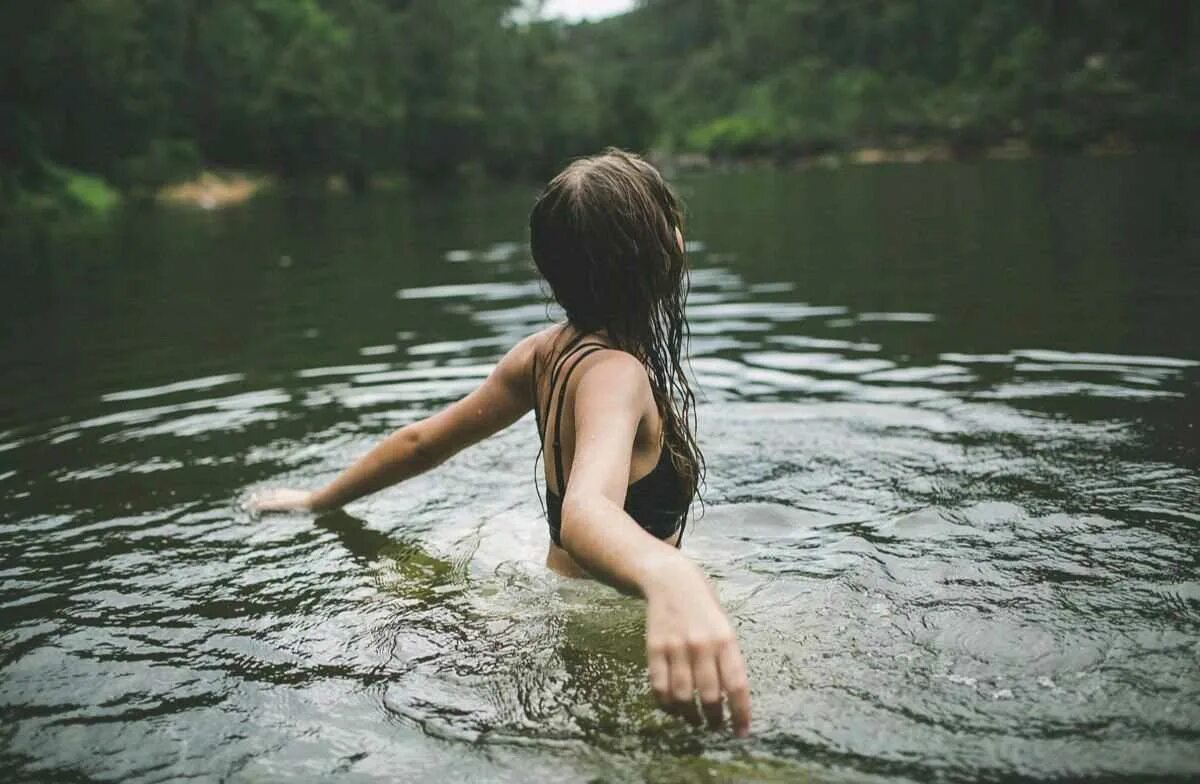 Человек возле реки. Девушки на озере. Девушки на речке. Фотосессия у озера девушки. Девушка на речке со спины.