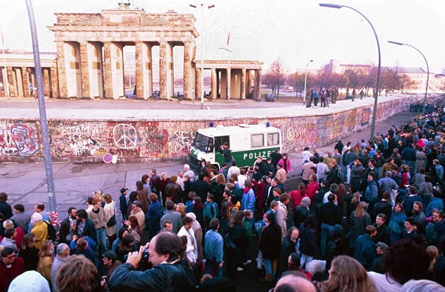 Крушение берлинской стены. Падение берлинской стены 1989. 9 ноября 1989 берлинская стена. падение берлинской стены в германии. берлинская стена 1989 горбачев.
