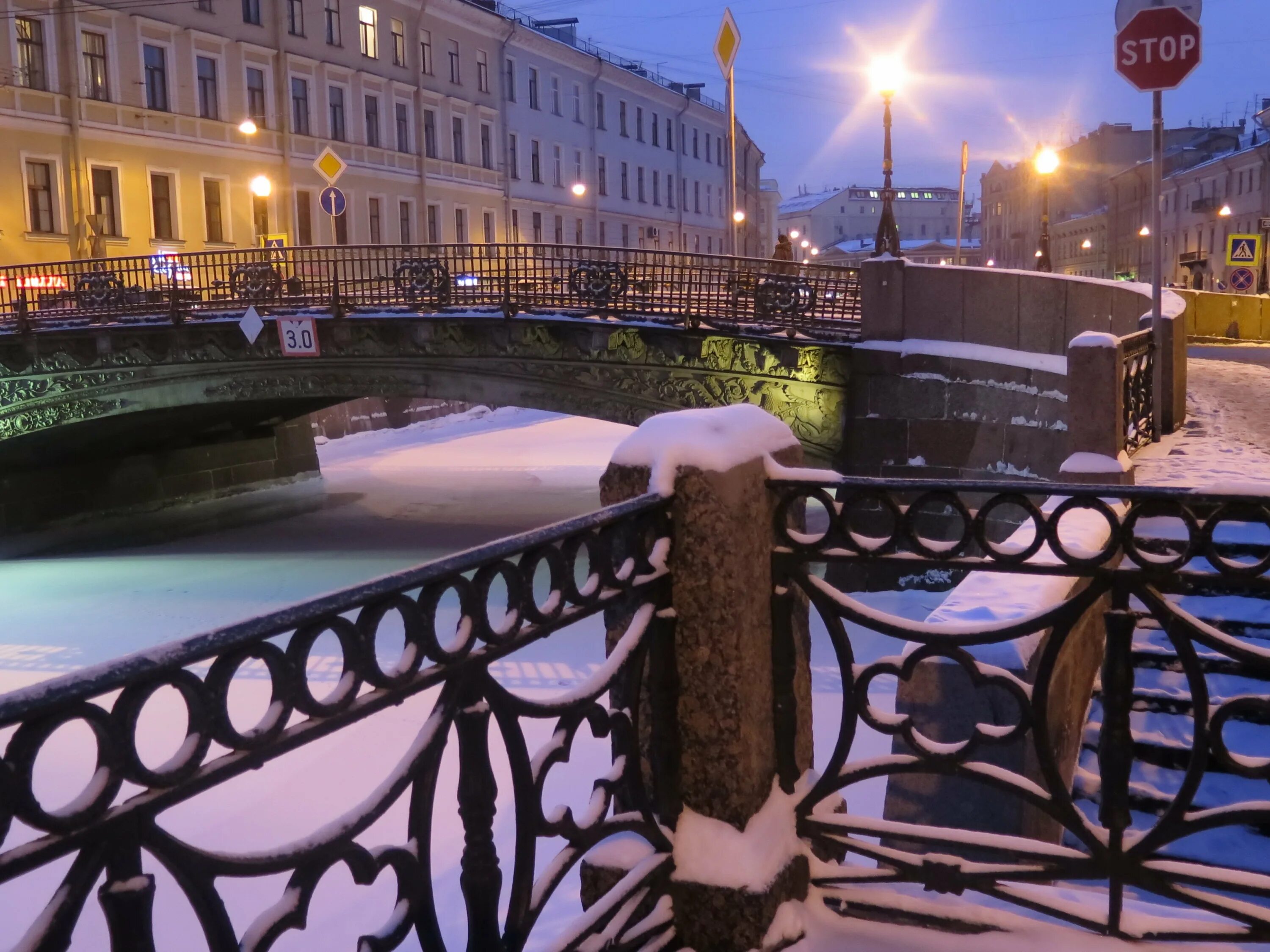 Мойка спб. Набережная реки мойки Санкт-Петербург. Река мойка Санкт-Петербург. Большой Конюшенный мост в Санкт-Петербурге. Набережная реки мойки Санкт-Петербург зимой.