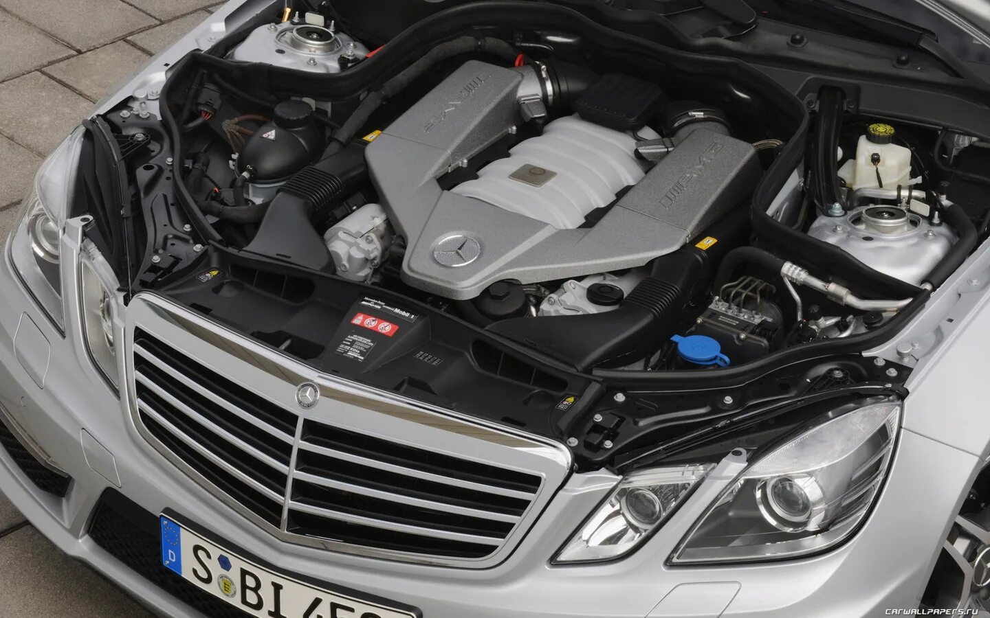 Авто дизель мерседес. Mercedes Benz e63 AMG двигатель. Двигатель на Мерседес e200 w212. Мерседес w212 под капотом. Мерседес е200 212 под капотом.