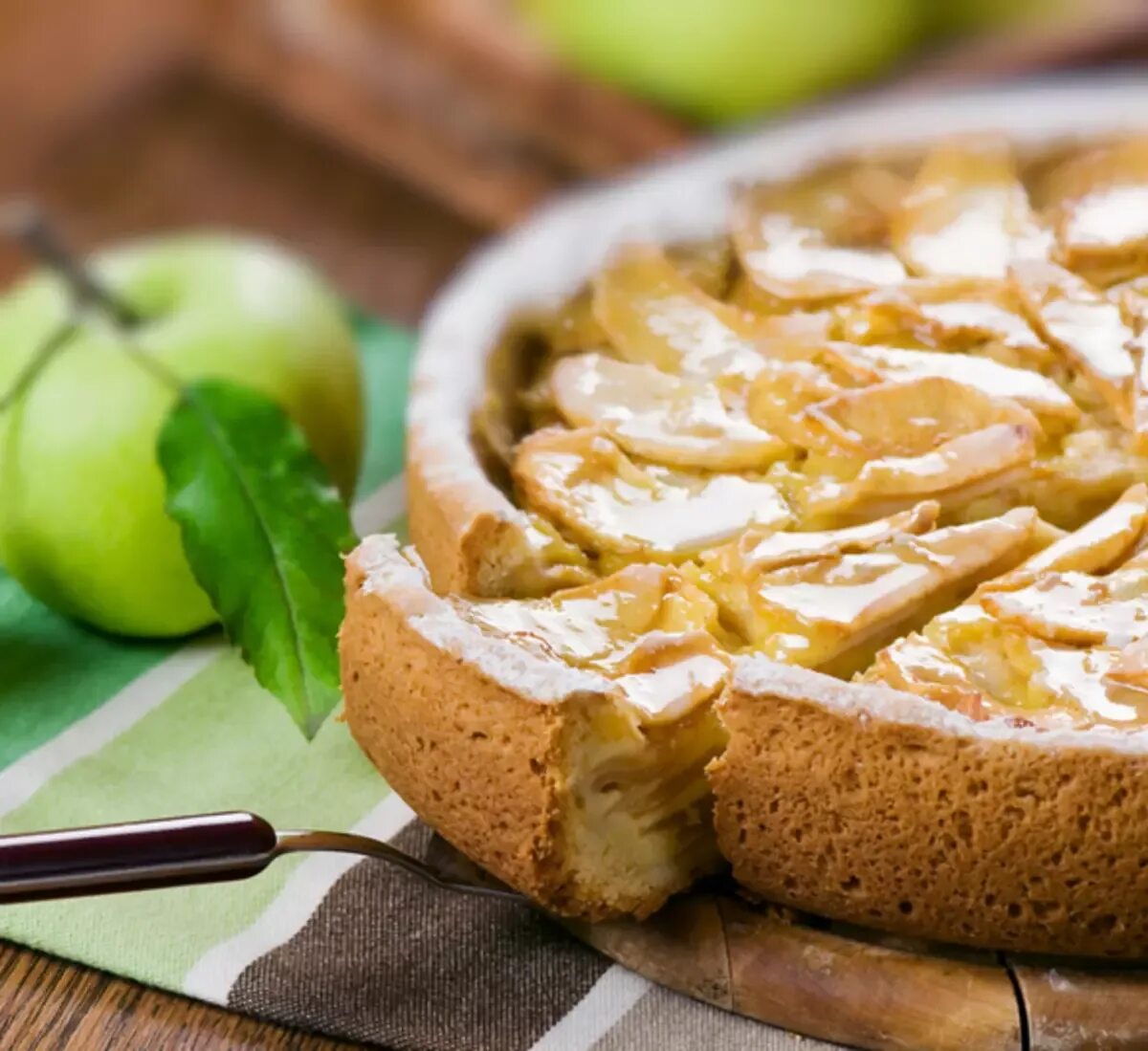 Шарлотка с яблоками фото