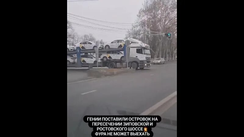 Можно выехать из краснодара. Остановка на Ростовском шоссе возле Зиповской.