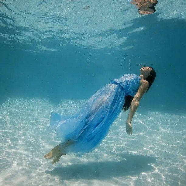 Платье под водой. Идеи для фотосессии под водой. Девушка тонет в воде. Девушка в платье под водой. 7 воды мысли