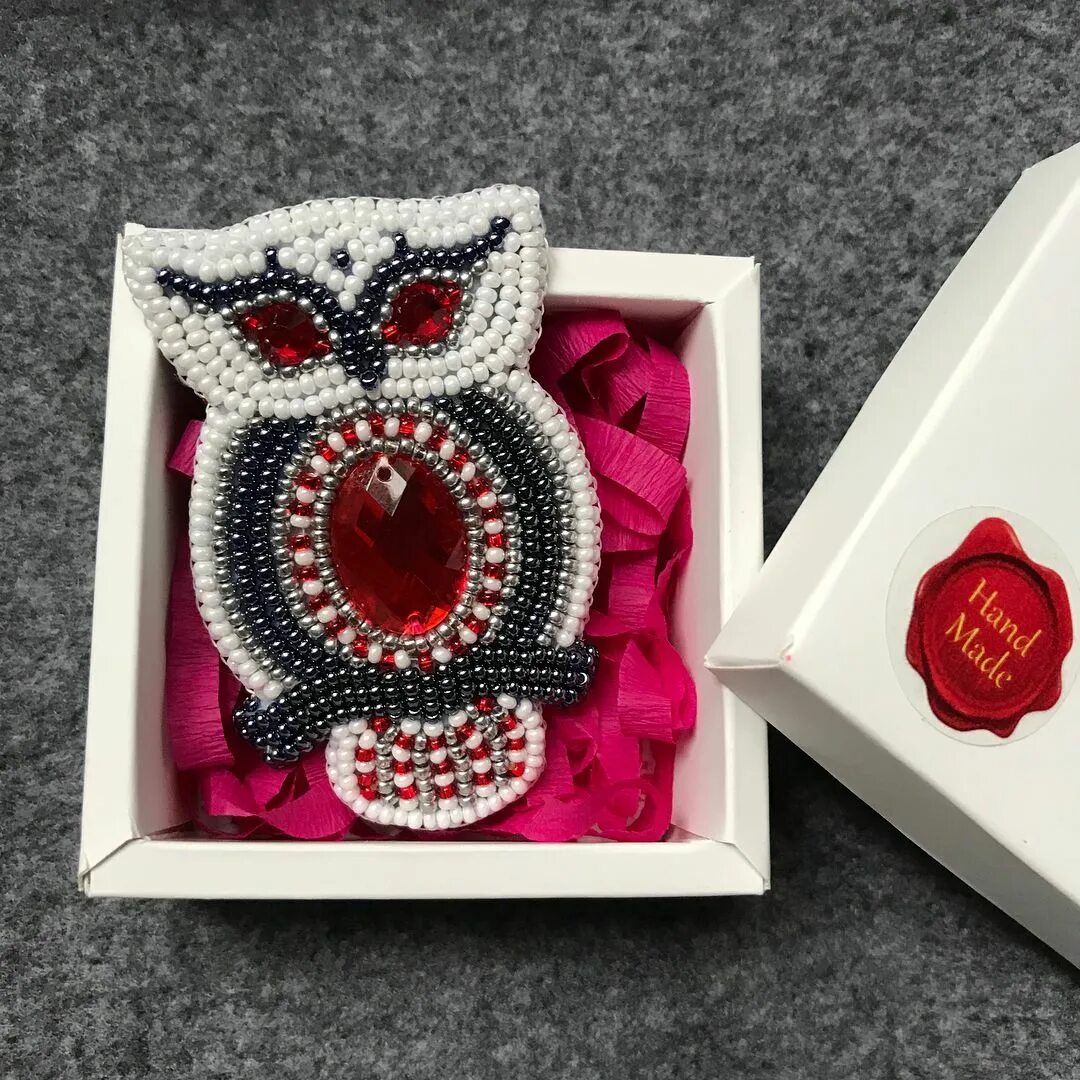 Брошь. Брошь из бисера и пайеток. Броши необычной формы. Набор для создания броши из бисера. Брошь вышитая бисером.