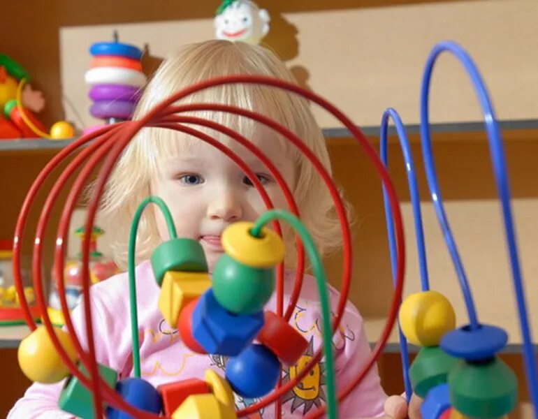 Сенсорное развитие детей 1 года. Игрушки для детей раннего возраста. Сенсорные игрушки для детей раннего возраста. Сенсорика для детей раннего возраста. Развивающуюся игрушку для детей раннего возраста.