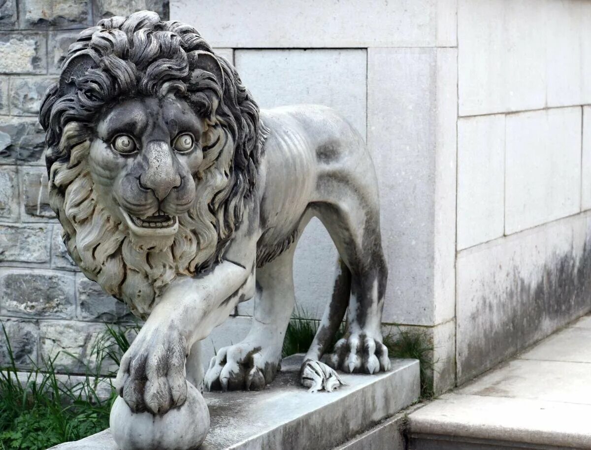 Статуя львов. Скульптура Лев Чистогорский. Статуи каменные львы Армении. Геншин каменная статуя Льва. Императорский Лев скульптура Китай.