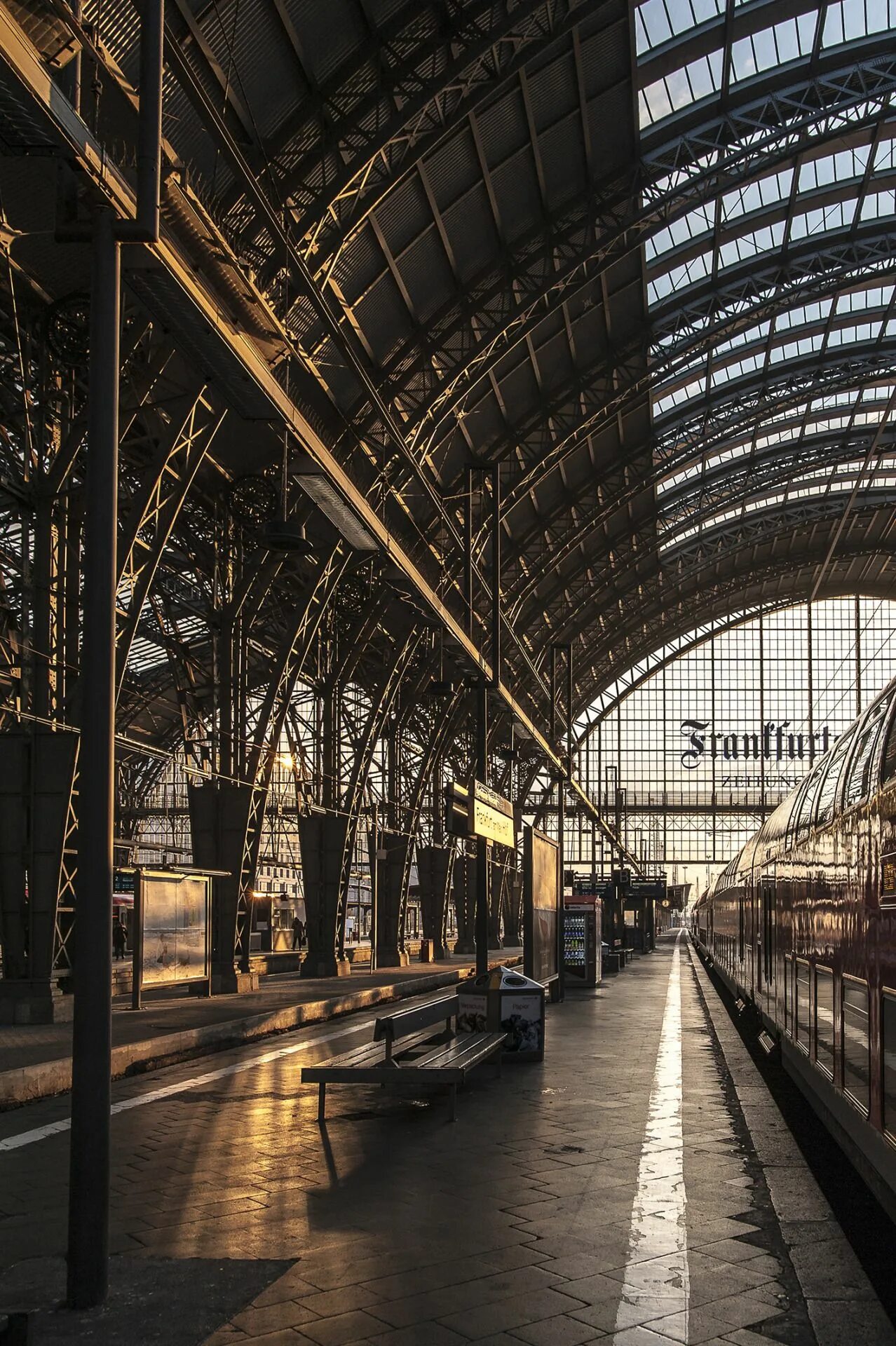 Эхо аэропортов. Вокзал мечты. Вокзал в Майне. Steampunk Train Station. Метро Франкфурт-на-Майне фото.