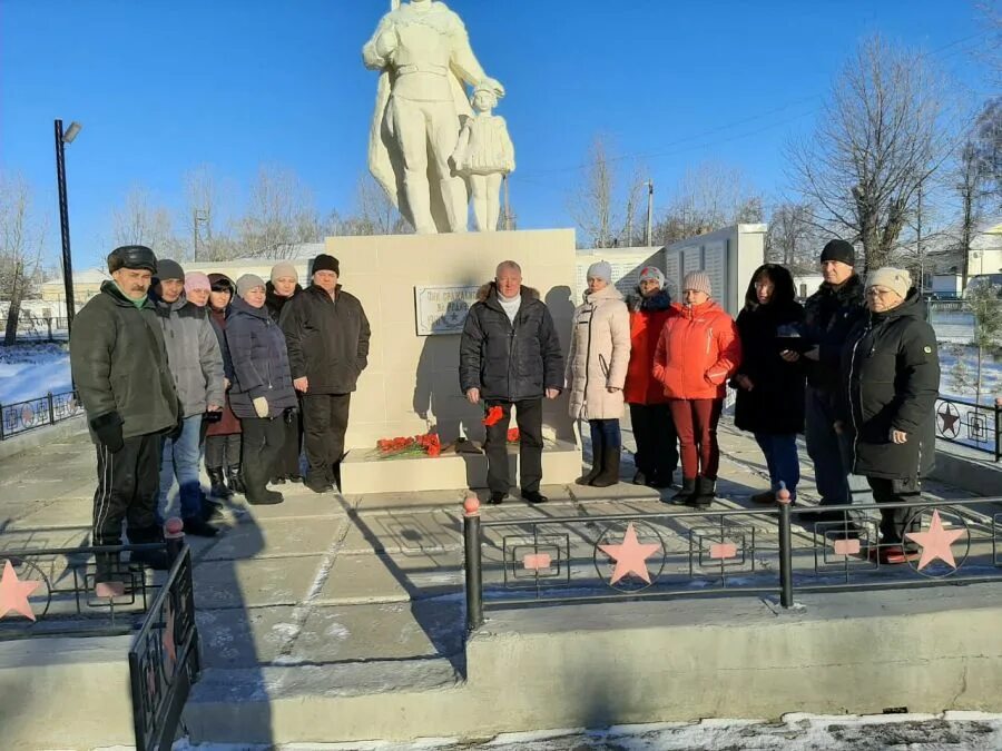 Погода село уйское челябинской. Уйское Челябинская область. Село Уйское Челябинской области. Уйское население. Солдат Колос памчтяник.