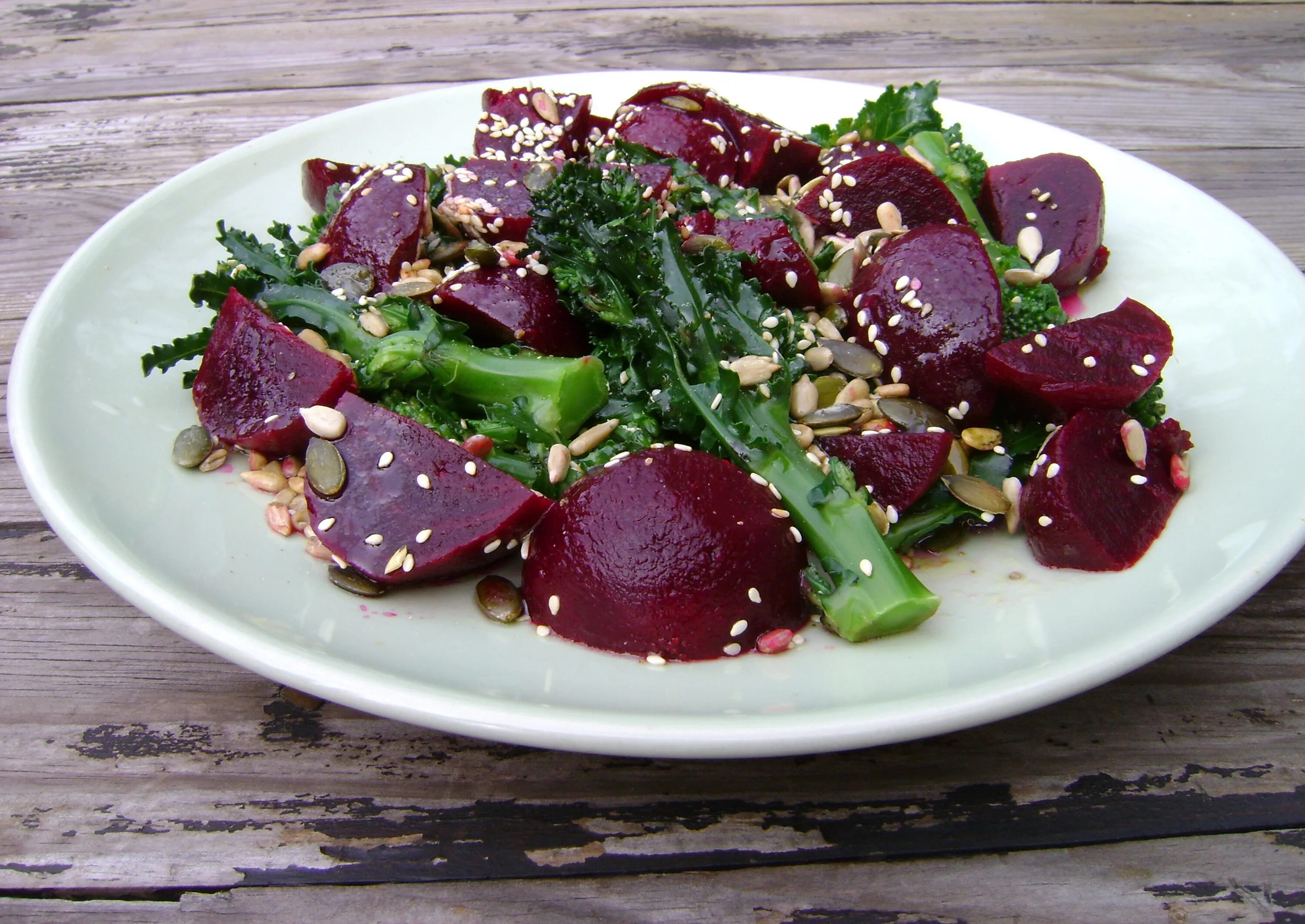 салат со свеклой. свекольник салат. салат из свеклы. свекла вареная салатик. свекла вареная салатик.