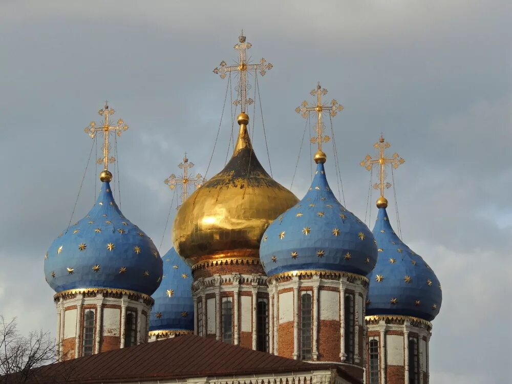 Фото куполов храмов. Голубые купола храм Рязани. Византийский шлемовидный купол.