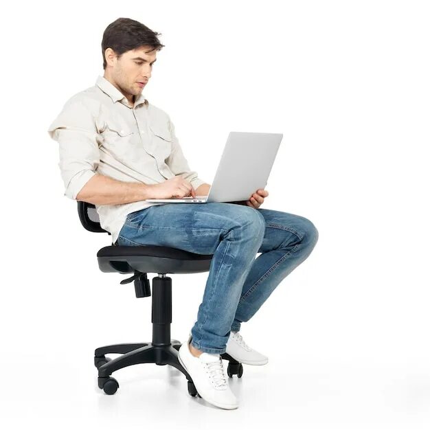 Сижу воспитываю. Человек за столом. Человек с ноутбуком в кресле. Человек сидит. Человек сидит на стуле.